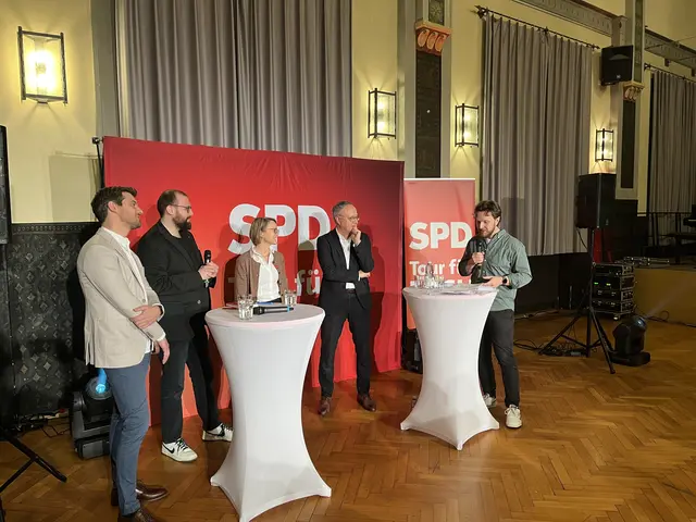 Kai Schröder-Klings, Wahlkreis Lahr (v. l.), Raphael Kupferer, Wahlkreis Kehl, Julia Letsche, Spitzenkandidat Andreas Stoch und Moderator Niklas Ehremtreich | Foto: gro