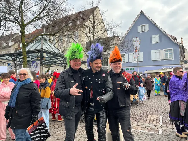 Die Rathausspitze, Oberbürgermeister Marco Steffens (M.) und seinen beiden Bürgermeistern Hans-Peter Kopp (r.) und Oliver Martini gingen in diesem Jahr als Punks. 
