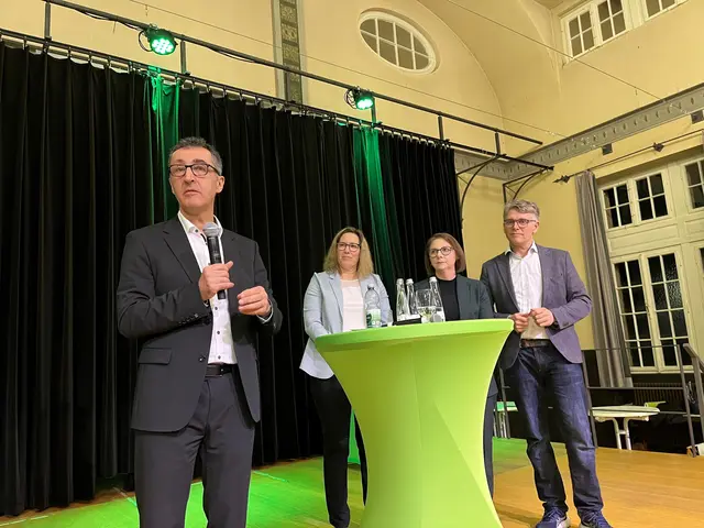Cem Özdemir (v. l.) stellte sich mit den Kandidaten der Grünen Maren Seifert, Wahlkreis Offenburg, Sandra Boser, Wahlkreis Lahr, und Bernd Mettenleiter, Wahlkreis Kehl, den Fragen der Besucher. | Foto: ag