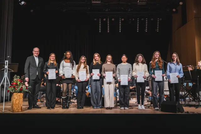 Die Preisträgerinnen im Überblick: Hannah Broß (3. v. r.) vom Gymnasium Achern gewann den 2. Preis mit ihrer Arbeit "Heißt ‚zum Glauben finden‘ ‚zur Vernunft kommen‘? Kirchliche Jugendarbeit zwischen Denkanstößen und starken Gefühlen“. | Foto: Peter Cupec