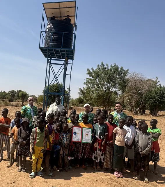 Der Vereinsvorsitzender Rudolf (hinten links) reiste mit einer Delegation nach Burkina Faso und freute sich mit den Bewohnern über den neuen Hochbehälter.  | Foto: Burkina-Faso-Supporter e. V.