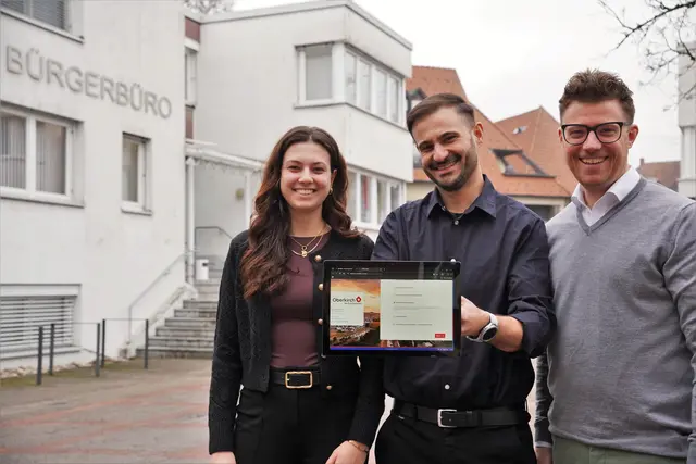 Zum Start des Virtuellen Rathauses in Oberkirch stellen Bürgerbüromitarbeiterin Alexandra Speck (v. l.), Digitalisierungsbeauftragter Nicolai Anbarestani und Oberbürgermeister Gregor Bühler das neue digitale Angebot der Stadt vor. | Foto: Denise Burkart/Stadt Oberkirch