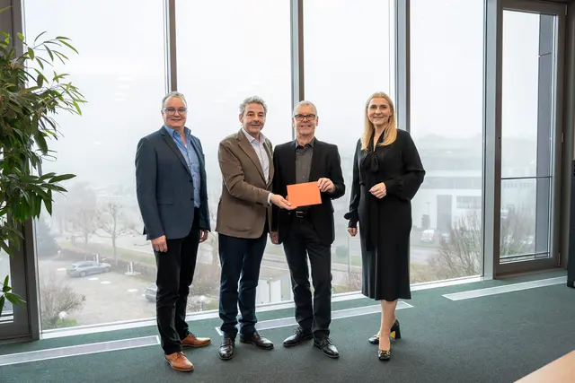 Kai Furler, Vorstandsvorsitzender der Koehler-Gruppe, überreicht dem Förderverein für krebskranke Kinder e.V. eine Spende über insgesamt 12.000 Euro. Auf dem Bild (v. l. n. r.): Martin Spraul (Vorsitzender Konzernbetriebsrat, Koehler-Gruppe), Kai Furler (Vorstandsvorsitzender, Koehler-Gruppe), Karl Bähr (Öffentlichkeitsarbeit &amp; Spendenwesen Förderverein für krebskranke Kinder e.V.) und Elke Renz (Bereichsleitung Personal und Recht, Koehler-Gruppe) | Foto: Koehler-Gruppe