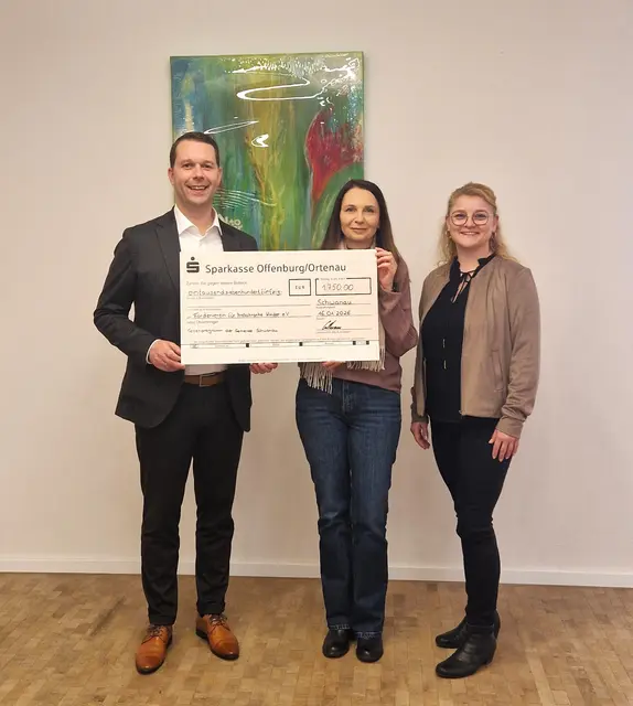 Silvia Leuthner (r.) und Bürgermeister Marco Gutmann übergaben den Spendenscheck an Elke Bleile vom Förderverein für krebskranke Kinder. | Foto: Gemeinde Schwanau