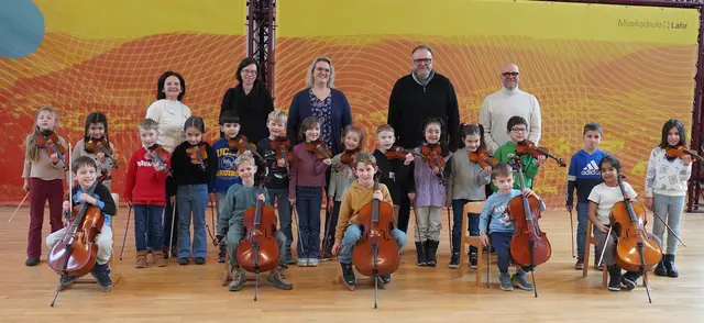 Erstklässler der Eichrodtschule Lahr spielen in einer Streicherklasse mit Claudia Bühler und Silke Täubert (Lehrkräfte der Musikschule Lahr), Alexandra Franz, Rektorin der Eichrodtschule, Erster Bürgermeister Guido Schöneboom und Tobias Meinen, Leiter des Amts für Kultur, Musik und Medien | Foto: Stadt Lahr