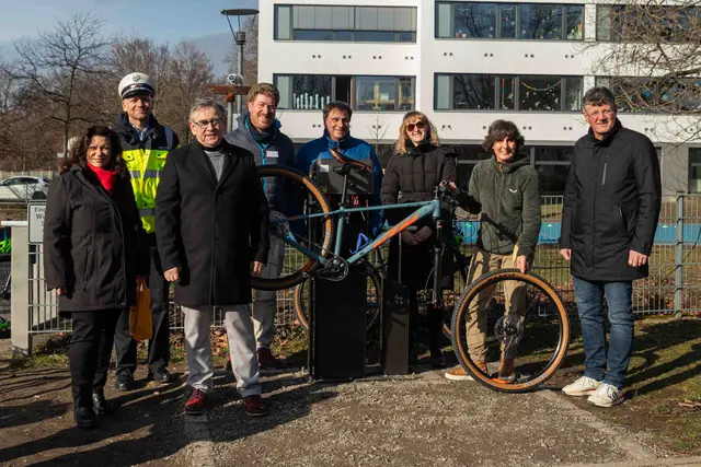Cristina Brandstetter, Leiterin ADAC Service Center und Reisebüro Offenburg, Polizeibeamter, Rüdiger Volk, Vorstandsmitglied für Sport, Mitglieder und Ortsclubs des ADAC Südbaden, Andreas Bilek, Mitarbeiter Gemeinwesen im Stadtteil- und Familienzentrum am Mühlbach, Stefan Berndt, Leiter Stadtteil- und Familienzentrum am Mühlbach, Lisa Herrel, Schulleiterin SBBZ Waldbachschule, Andrea Hauser, Mountainbike-AG Waldbachschule, und Oliver Martini, Bürgermeister Stadt Offenburg 
 | Foto: Daniel Brandstetter