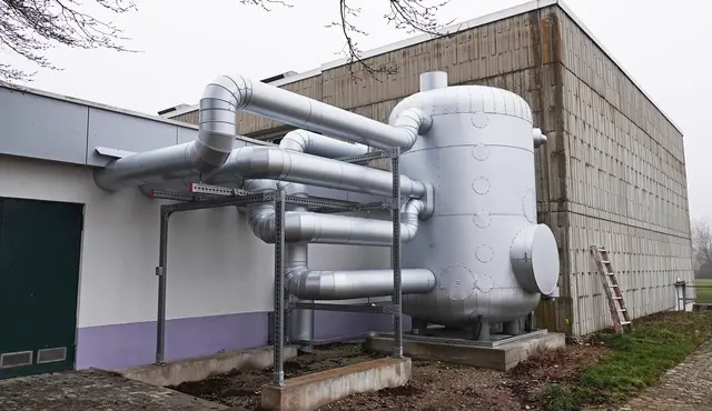 Eine Heizzentrale, die Grundwasserwärme nutzt, gibt es bereits in Neumühl. Sie ist im Oktober 2025 in Betrieb genommen worden. | Foto: Stadt Kehl/Gabriele Dasch