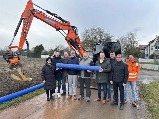 Start des Ringschlusses: vlnr: Dagmar Frenk (Ortsvorsteherin Nonnenweier), Andreas Zuska (Technisches Bauamt Gemeinde Schwanau), Wolfram Döring (Ingenieurbüro Boos), Dietmar Boos (Ingenieurbüro Boos), Achim Rehm (Technisches Bauamt Gemeinde Schwanau), Marco Gutmann (Bürgermeister Gemeinde Schwanau), Michael Krenkel (Ortsvorsteher Allmannsweier), Patrick Fertig (Ortsvorsteher Ottenheim) und Dominik Ruth-Schmieder (Bauleiter der Christian Pontiggia Tief- und Straßenbau GmbH) | Foto: Gemeinde Schwanau