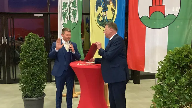 Da war die Welt noch in Ordnung: Bürgermeisterstellvertreter Wendelin Huschle (r.) vereidigt Viktor Lorenz 2024 als Bürgermeister. | Foto: Archivfoto: gro