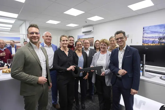 Planerin Sandra Kiefer-Weber übergibt zur Eröffnung symbolisch einen Schlüssel an Filialleiterin Gerda Heimburger. Von Links: Bürgermeister Tobias Uhrich, Vorstand Reiner Richter, Sandra Kiefer-Weber von Kiefer &amp; Sohn GmbH, Bauleiterin Sophia Buop, Nicole Weber, Volksbank Berater Thomas Hauser, Katja Beschorner und Manuela Griesbaum, sowie Vorstandsvorsitzender Peter Rottenecker | Foto: Michael Bode/Volksbank Lahr 