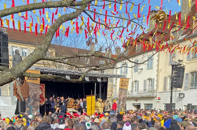 Bürgermeister Jean-Yves Ravier beim Fassanstich auf der Place de la Liberté. | Foto: Wolfgang Reinbold 