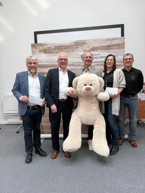 Von links: Stephan Maier, Geschäftsführer Rehabilitationsklinik Katharinenhöhe, Vorstandsvorsitzender Martin Heinzmann, Vorstand Oliver Broghammer, Simone Engel und Timo Lehmann vom Hausacher Bärenadvent | Foto: Volksbank Mittlerer Schwarzwald eG