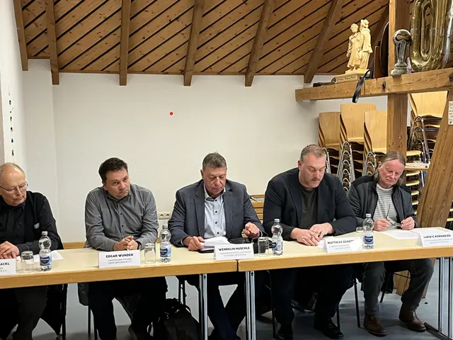 Reinhard Hackl und Edgar Wunder (v. l.) vom Verein "Mehr Demokratie" unterstützen die drei stellvertretenen Bürgermeister von Appenweier Wendelin Huschle, Matthias Schöttgen und Ludwig Kornmeier in ihrer Forderung ein Instrument zur Abwahl eines Bürgermeisters in Baden-Württemberg einzuführen. | Foto: gro