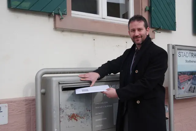 Als erster Kandidat für die Bürgermeisterwahl am 26. April wirft Daniel Knörle seine Unterlagen in den städtischen Briefkasten.  | Foto: kec