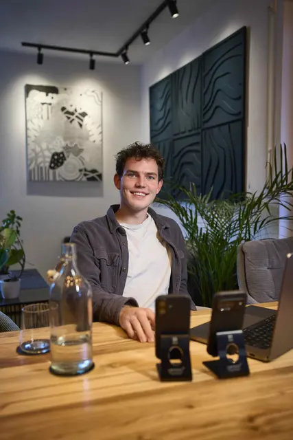 Marcel Bihl aus Ringsheim ist seit knapp zwei Jahren als App-Entwickler mit seiner Firma Crewz selbstständig. Seine Kreationen bestechen durch große Funktionalität mit minimalistischem Design. Etwas, dass sich auch in seinem Alltag wiederfindet.  | Foto: Michael Bode