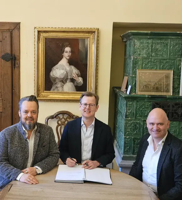 Die Vertragsunterzeichnung auf Schloss Salem: Stephan Danner, geschäftsführender Vorstand Durbacher Winzer eG (v. l.), Prinz Michael von Baden und WG-Vorstandsvorsitzender Siegfried Wörner | Foto: Durbacher Winzer