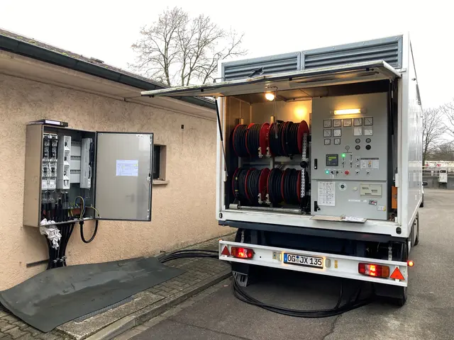 Mit einer kurzen Kabelverbindung wurden das externe Notstromaggregat und der Einspeiseschrank der Kläranlage Achern verbunden. | Foto: Ralf Volz