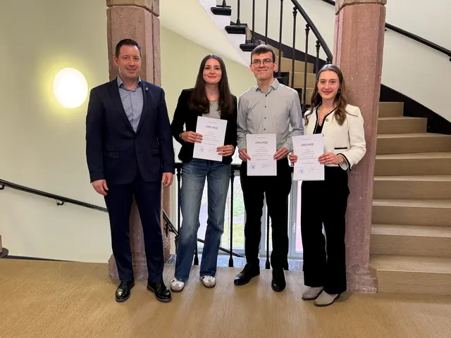 Oberbürgermeister Manuel Tabor (v. l.) mit Julia Gutmann, Tom Löffler und Christella Brunner | Foto: Claudia Männle