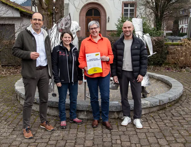 Bürgermeister Meinrad Baumann (v. l.), Verena Schmieder (Löcherhansenhof), Petra Boschert (KTG-Geschäftsführerin) und Peter Huber (Hoferpeterhof)  | Foto: Kur und Tourismus GmbH Bad Peterstal-Griesbach