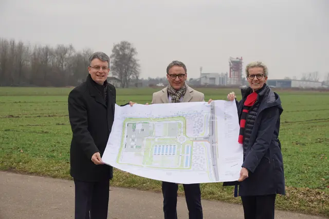 Freuen sich über die Bewilligung der Planerrate für den Klinikneubau in Lahr durch das Land Baden-Württemberg: (v.l.) Landrat Thorsten Erny, Oberbürgermeister Markus Ibert und Ortenau Klinikum-Vorstandsvorsitzende Claudia Bauer-Rabe vor dem künftigen Baufeld in Lahr. | Foto: Stadt Lahr