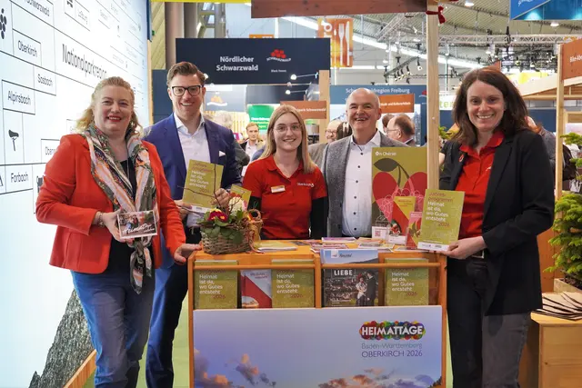 Von links: Gunia Wassmer (Geschäftsführerin der Renchtal Tourismus
GmbH), Oberbürgermeister Gregor Bühler (Aufsichtsratsvorsitzender der Renchtal Tourismus GmbH), Dorothee Huber, Stadt Oberkirch, Bürgermeister Thomas Krechtler (stellvertretender Aufsichtsratsvorsitzende der Nationalparkregion Schwarzwald GmbH) und Gabriele Schindler (Leitung Geschäftsstelle der Heimattage Baden-Württemberg Oberkirch 2026) am Stand der Nationalparkregion Schwarzwald GmbH auf der Reisemesse CMT in Stuttgart. | Foto: Denise Burkart/Stadt Oberkirch