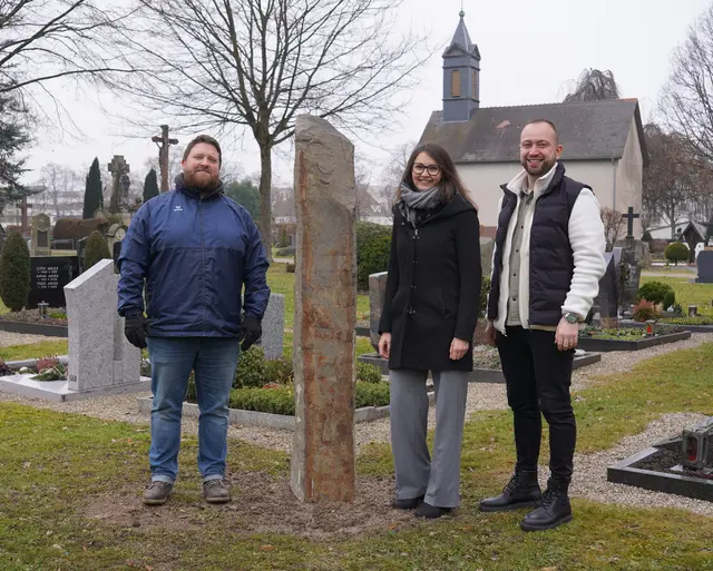 Die neue Stele auf dem Alten Friedhof in Oberkirch schafft eine neue Form des Bestattens finden Friedhofaufseher Andreas Krüger (v. l.), Fachbereichsleiterin Clarissa Isele und Sachgebietsleiter Fabian Asdecker. | Foto: Denise Burkart/Stadt Oberkirch