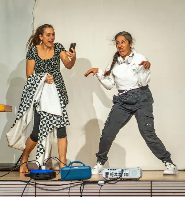 Bereits zum dritten Mal standen Sarah Gros (l.) und Annabella Akçal mit ihrem Theaterstück „Hop oder Top“ auf der Bühne der Stadthalle.  | Foto: Grimmelshausenschule Renchen