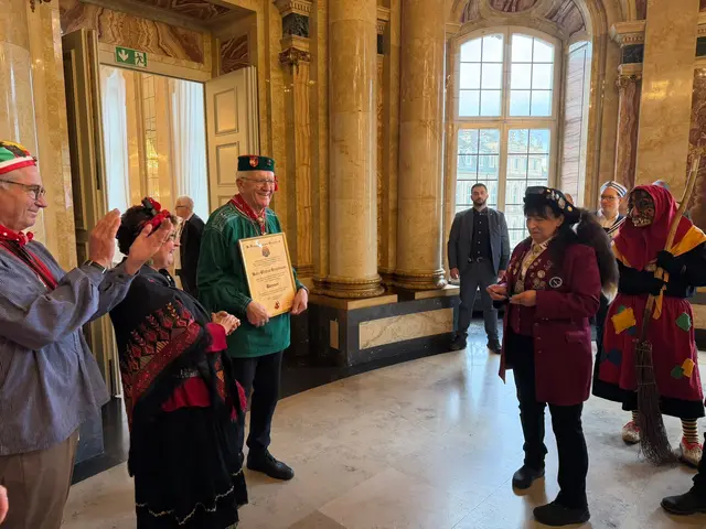 Ministerpräsident Winfried Kretschmann wird von Gudrun Reiner zum Ehrennarr des Verbandes Oberrheinischer Narrenzünfte ernannt. | Foto: VON