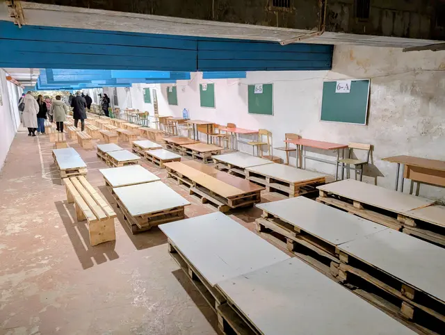 Luftschutzraum im Keller von Kaluschs größter Schule, der im Krisenfall auch als Klassenzimmer benutzt wird. | Foto: Jonas Köhler