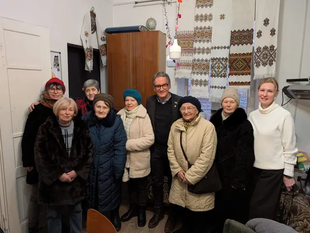 Markus Ibert mit Mitgliedern des Vereins „Soyuz Ukrainuk“ | Foto: Jonas Köhler