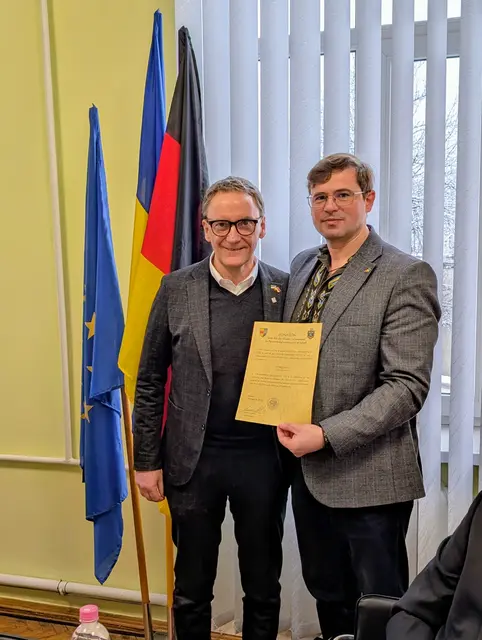 Oberbürgermeister Markus Ibert übergibt eine Zuwendung der Stadt Lahr für humanitäre Hilfe an Kaluschs Bürgermeister Andrii Naida. | Foto: Jonas Köhler
