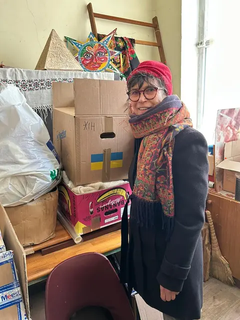 Gabriele Rauch, Gemeinsam Europa e.V., in einem Lager für Hilfsgüter | Foto: Jonas Köhler