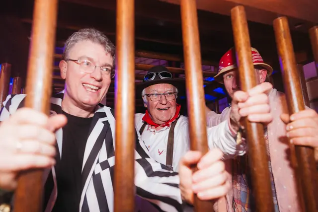 Noch hinter Gittern: Landrat Thorsten Erny, Unternehmer Martin Herrenknecht und Läufer Daniel Hernes | Foto: Offenburger Hexenzunft