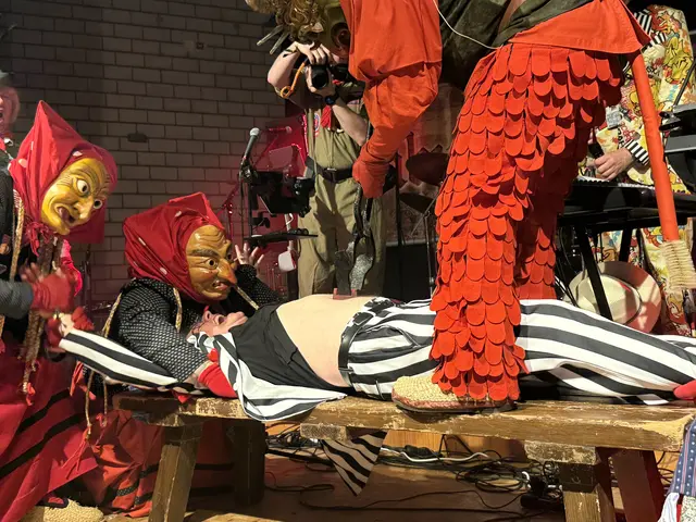 Landrat Thorsten Erny wehrt sich, aber der Stempel wird aufgedrückt. | Foto: IO