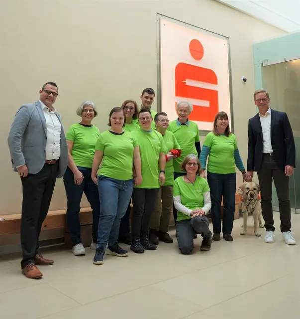 Stiftungsmanager Dominik Lentz (l.) und Vorstandsvorsitzender Wolfgang Huber (r.) der Sparkasse Hanauerland mit dem Team der Arche Initiative Kehl e.V. und einigen Bewohnern | Foto: Sparkasse Hanauerland