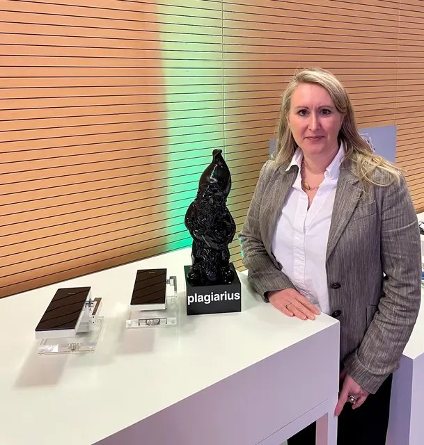 Carmen Vetter, Leitung Schutzrechte der Hansgrohe Group bei der Verleihung des Plagiarius auf der Messe Ambiente in Frankfurt mit den gefälschten Axor Armaturen. | Foto: Hansgrohe