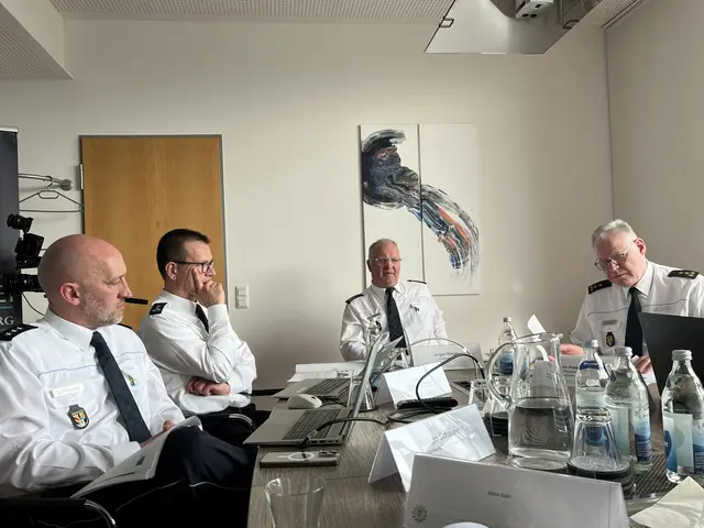 Blicken auf das Geschehen auf den Straßen im Bereich des Polizeipräsidiums Offenburg in 2025 zurück: Rüdiger Schaupp, Pressestelle (v. l.), Tobias Dohl, Polizeipräsident Jürgen Rieger und Martin Plate, Leiter Schutzpolizeidirektion. | Foto: gro