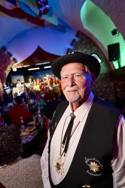 Albert Seiler ist seit 2009 der Präsident der Alpenkräutler in Offenburg. In diesem Jahr feiert der Handwerkerstammtisch sein 100-jähriges Bestehen. Die Mitglieder treffen sich das ganze Jahr über, aber der Fasentmändig ist besonders. | Foto: Michael Bode