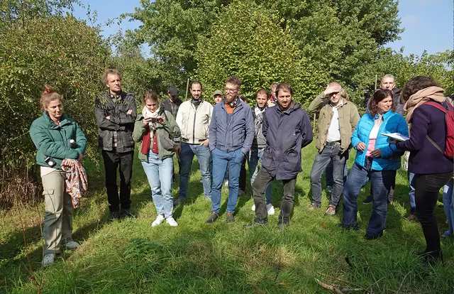 Die deutsch-französische Gruppe auf dem Naturplatz Kork, einer kindgerecht gestalteten Naturfläche, die sich die Kita-Kinder aus Kork und Odelshofen teilen. | Foto: Stadt Kehl/Gabriele Dasch