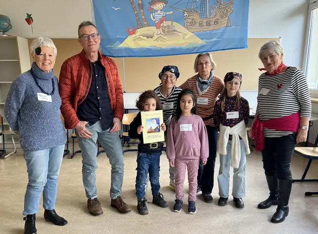 Angelica Schwall-Düren (v. l.), Bernd Vollmer, Gertrud-von-Ortenberg-Bürgerstitung, Cordelia Schulz, Martina Friedmann und Marlies Heckmann freuen sich gemeinsam mit den Kinder Juliane Schödl, Sarah Klöpfer und Anni Müller auf weitere Vorlesestunden. | Foto: Lesewelt Ortenau 