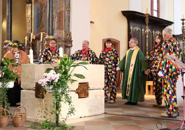 Dekan Stefan Meisert (2. v. r.) und die Ministranten | Foto: Althistorische Narrenzunft