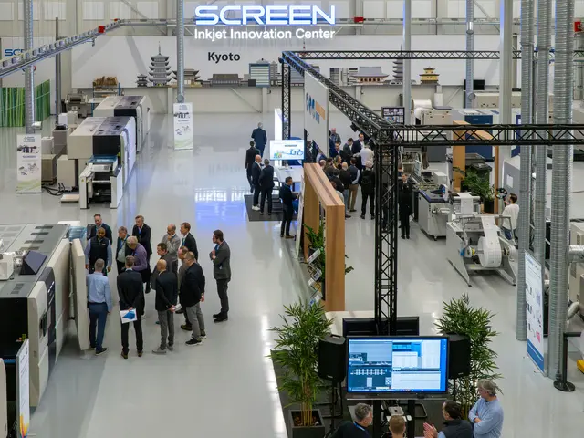 Das Drünndruckpapier PakoPharm® ist ab sofort in allen Flächengewichten auch für den Druck auf den SCREEN Truepress HSI Anlagen optimiert. Seine Leistungsfähigkeit stellte PakoPharm im November 2025 bei der SCREEN Open House in Aalsmeer (NL) unter Beweis. | Foto: Screen Europa