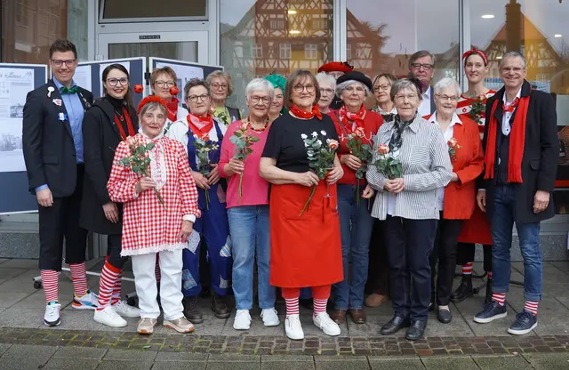 Auf dem Foto von der Feier zum 30-jährigen Bestehen des Bürgertreffs am Schmutzigen Donnerstag sind einige von den insgesamt 18 ehrenamtlich Tätigen des Bürgertreff-Cafés sowie der Bürgertreff-Gymnastik zu sehen. Diese beiden Angebote gibt es bereits seit der Eröffnung des Bürgertreffs vor 30 Jahren. (V.l.n.r.): Oberbürgermeister Gregor Bühler, Fachbereichsleiterin Clarissa Isele, Irmfriede Nold, Martina Woditsch, Martina Panter, Reni Wittkamp (Gymnastik), Margit Spissinger. Brigitta Welle, Erika Nock, Andrea Gütle (Gymnastik), Angelika Philipp, Brigitte Schreiber, Inge Braun (Gymnastik), Julia Gmeiner, Bürgermeister a. D. und Landtagsabgeordneter Willi Stächele, Gerti Hättig, Seniorenbeauftragte Sabrina Lusch und Bürgermeister Christoph Lipps.  | Foto: Foto: Tamara Fritsch/Stadt Oberkirch 