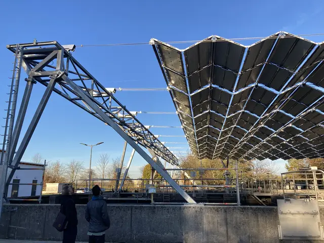 Mitarbeiter des Landratsamtes verfolgen das Ausfahren der neuen PV-Faltdachanlage an der Kläranlage Achern. | Foto: Ralf Volz/Stadt Achern