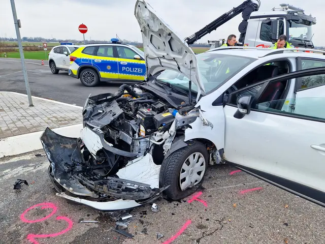 An der Abfahrt von der B28 auf die L90 in Richtung Odelshofen ist es zu einem schweren Unfall gekommen. | Foto: Esther Busch/EinsatzReport24