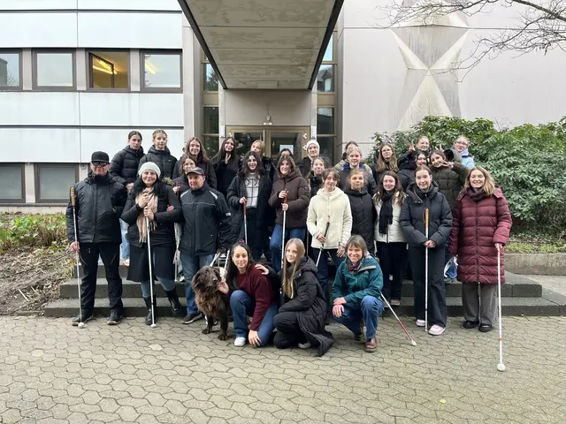 Die Klasse R8b der Klosterschule mit Andreas Stiefel (links), Tanja Schmidt und Stefan Rendler. | Foto: Klosterschule Offenburg