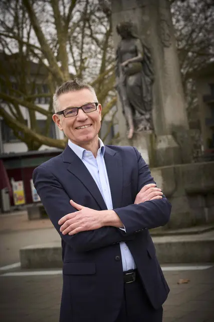Christoph Hodapp ist schon ganz schön in der Welt herumgekommen. Dabei konnte er viele Erfahrungen sammeln, die er in seine Aufgabe als Chef der Kehler Wirtschaftsförderung und des Stadtmarketings einbringen kann.  | Foto: Michael Bode