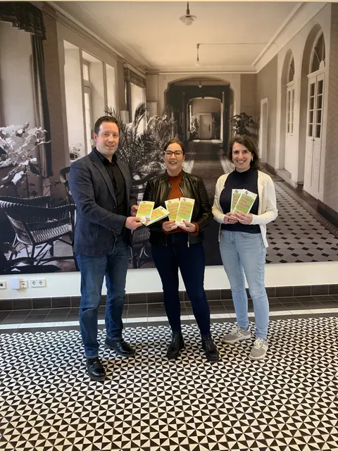 Oberbürgermeister Manuel Tabor (v. l.), Katrin Bertsch und Dorothee Bär mit dem neuen Programmheft | Foto: Claudia Männle/Stadt Achern