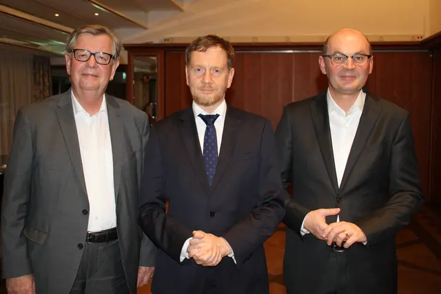 Chefs beim Dollenberg-Dialog in Bad Peterstal-Griesbach: Dialogchef Willi Stächele (v. l.), Sachsens Regierungschef Michael Kretschmer und Hochschulchef Stephan Trahasch

 | Foto: Hannes Kuhnert
