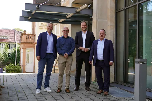 Freuen sich über die gelungene Beteiligung: Markus Wölfer (v. l.) und Markus Herzog, Geschäftsführer cazendo GmbH, Jürgen Streif, Bereichsleiter Zahlungssysteme Payment Group, Michael Kienzler, Geschäftsführer cazendo GmbH und Bereichsleiter Zahlungssysteme Markt.      
 | Foto: Jochen Rügner/Volksbank eG – Die Gestalterbank 